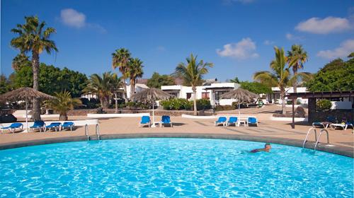 普拉亚布兰卡柠檬海滩洋房酒店的躺在度假村游泳池里的人