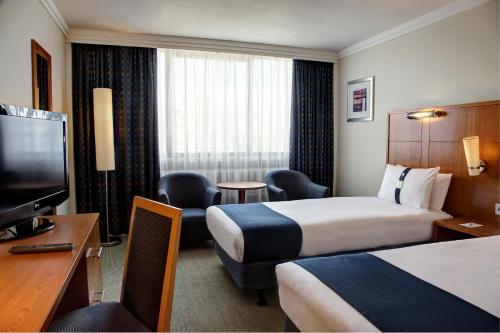 伦敦伦敦布卢姆斯伯里假日酒店及度假村的酒店客房设有两张床和一台平面电视。