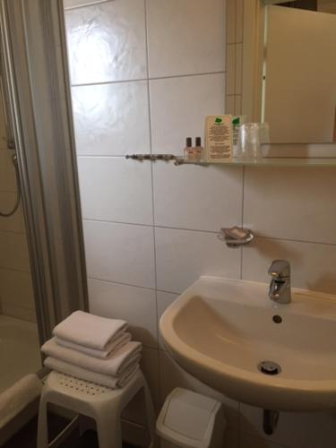 因戈尔施塔特瓦格纳宾馆 的白色的浴室设有水槽和卫生间。