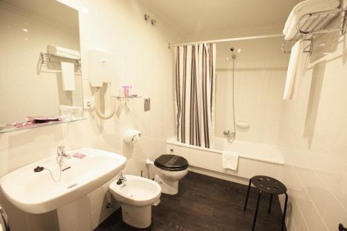 索拉雷斯洛斯格尔德埃塞斯酒店的白色的浴室设有水槽和卫生间。