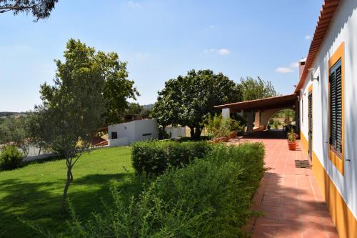 埃武拉Quinta da Aurora的享有花园的景致。