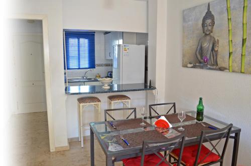 Apartamento Benalmadena Costa的厨房或小厨房