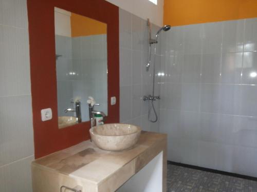特贾库拉格德民宿的一间带一个碗水槽和淋浴的浴室