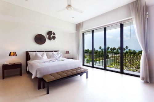 班巴克洛Baan Yamu Private Villa的一间卧室设有一张床和一个大窗户