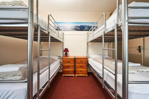 布勒山阿布酒店的一间带两张双层床和梳妆台的卧室