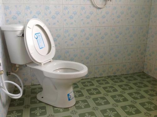 涛岛塔诺特贝家庭度假酒店的一间带卫生间和盖的浴室