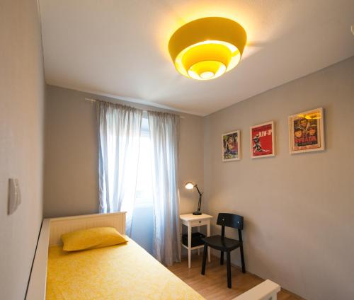罗维尼Grisia 26 Apartment的一间卧室配有一张床、一盏灯和一张桌子