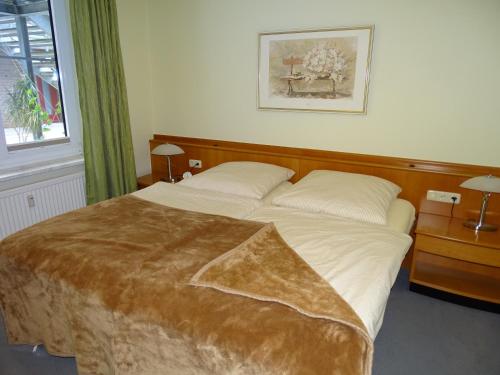 霍恩维舍多夫Ferienwohnung Brinkmann的一间卧室配有一张大床,床上有毯子