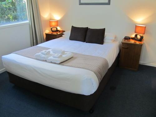 黄金海岸卡斯达迪奥拉假日公寓的一间卧室配有一张大床和两条毛巾
