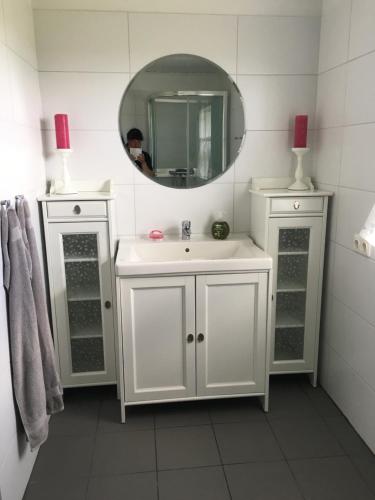惠拉盖尔济Strýta Guesthouse的浴室设有白色水槽和镜子
