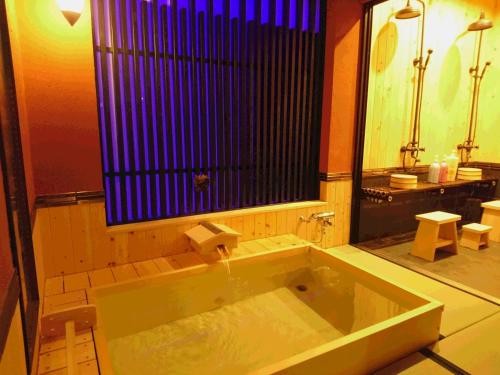 京都宿屋旅馆的一间带大浴缸及窗户的浴室
