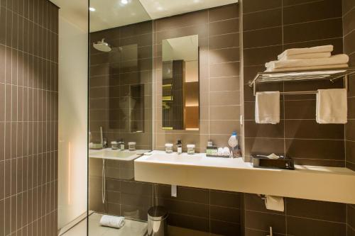 科纳克里科纳克里努姆酒店的一间带水槽和镜子的浴室