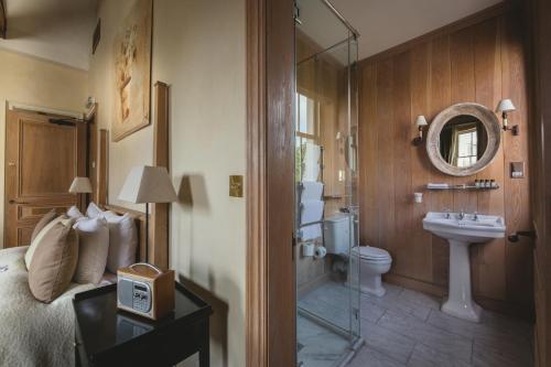 伦敦橙子酒店的一间带床、水槽和卫生间的浴室