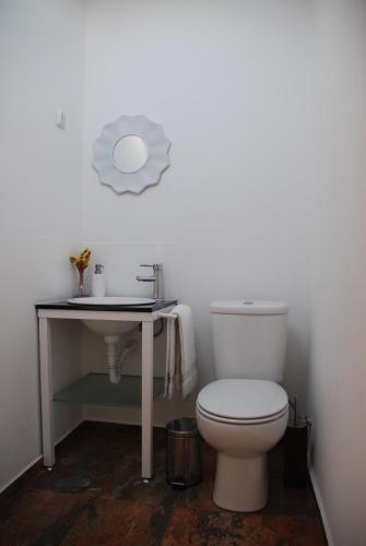 米尔芳提斯城Stressfree Suite的一间带卫生间和水槽的浴室