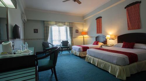 云顶高原马来西亚云顶高原斯里酒店的酒店客房配有两张床和一张书桌