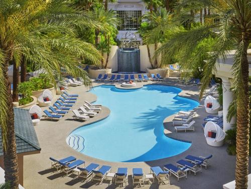 拉斯维加斯拉斯维加斯四季酒店的享有带椅子和棕榈树的游泳池的顶部景致