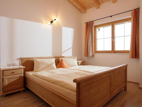 韦斯滕多夫兰德林德纳公寓的一间卧室设有一张大木床和窗户