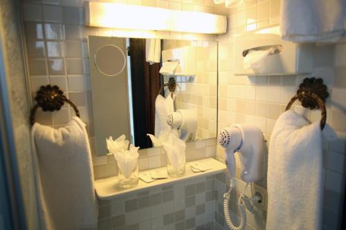 汉堡拉法耶特酒店的一间带吹风机和镜子的浴室
