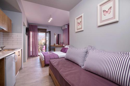 利迈纳里亚Homelia的客厅配有沙发和1张床