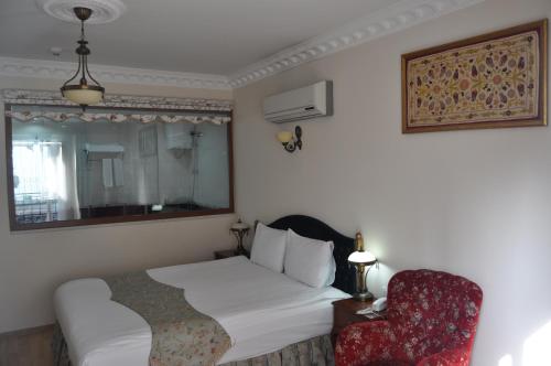 伊斯坦布尔巴赛勒斯酒店的配有一张床和一把椅子的酒店客房