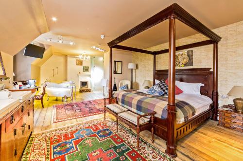 贝德福德德帕瑞酒店的一间卧室设有一张天蓬床和一间厨房