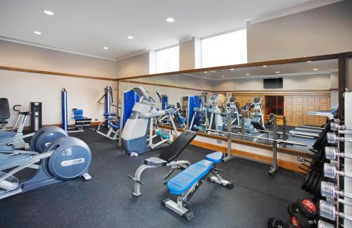 因弗内斯Leonardo Hotel Inverness的健身房设有跑步机、有氧器材和镜子