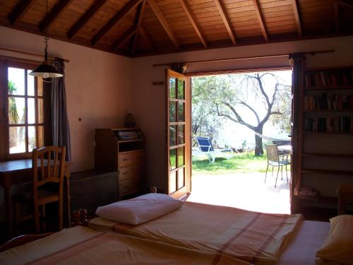 埃尔帕索Casa Mar的一间卧室设有一张床,一扇门通往庭院