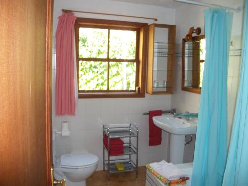 埃尔帕索Casa Mar的一间带卫生间、水槽和窗户的浴室
