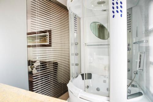波哥大维雷公园酒店的一间带卫生间和玻璃淋浴间的浴室