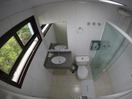 伊瓜苏鸽子酒店 的享有带卫生间和水槽的浴室的顶部景致。