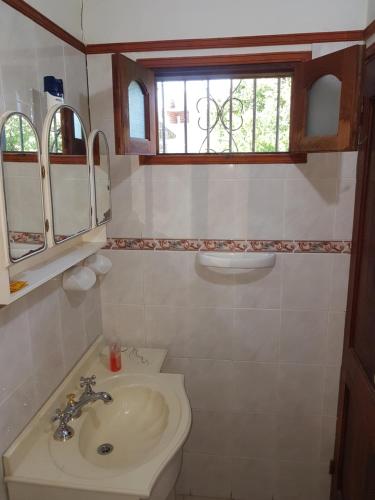 Santa RosaLoft en Casona Colonial的一间带水槽和卫生间的浴室以及窗户。