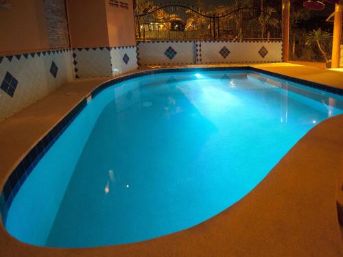 南芭堤雅芭堤雅花园公寓精品酒店的一座大型蓝色游泳池