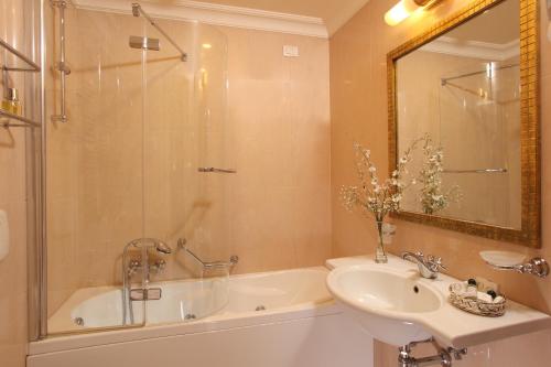 罗马葛罗丽别墅酒店的带浴缸、水槽和淋浴的浴室
