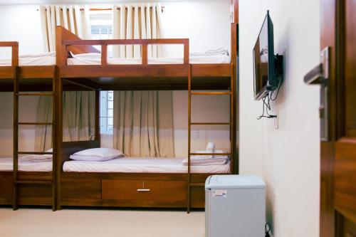 头顿那特亚酒店的配有电视的客房内的两张双层床