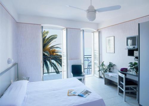 阿拉西奥Hotel Danio Lungomare的酒店客房设有一张床和一个阳台。