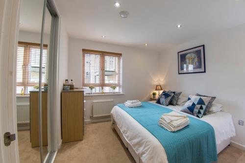博勒姆伍德Borehamwood - Spacious Apartment的一间卧室配有一张带蓝色毯子的床