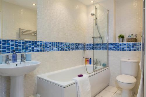 博勒姆伍德Borehamwood - Spacious Apartment的一间带水槽、浴缸和卫生间的浴室