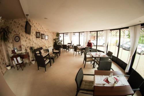 松博尔安德里奇卡尔尼酒店的用餐室设有桌椅和窗户。
