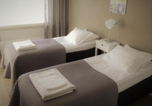 罗瓦涅米Apartments Rovakatu C19的两张位于酒店客房的床,配有毛巾