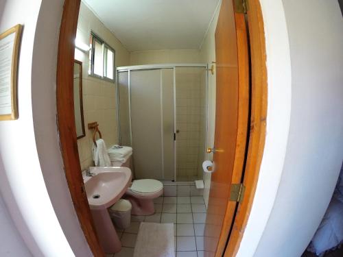 San Esteban圣埃斯特万酒店的一间带水槽、卫生间和淋浴的浴室