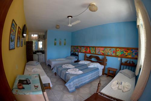 塞古罗港Pousada Recanto de Minas的一间卧室配有两张床和镜子