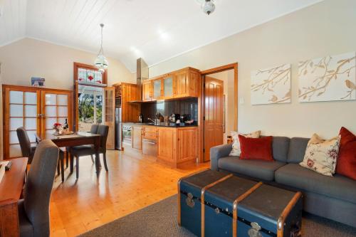 塔南达斯通韦尔葡萄园小屋的客厅配有蓝色的沙发和桌子