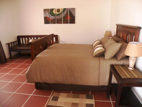 HondeklipbaaiHonne-Hemel的一间卧室配有一张大床和一张桌子