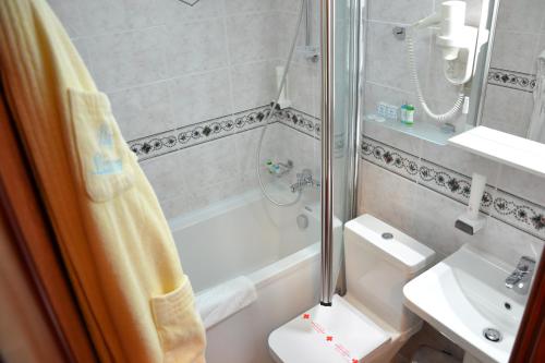 奥赫里德德瓦比塞拉酒店的带淋浴、卫生间和盥洗盆的浴室