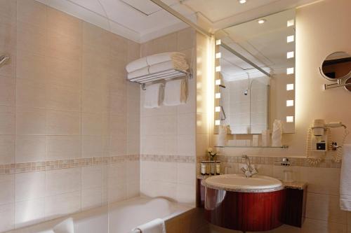 普尔曼赞姆赞姆麦加酒店的一间浴室