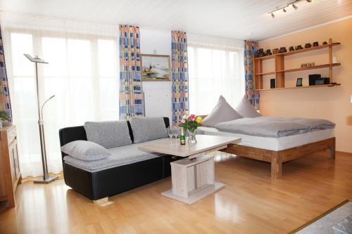 里姆斯廷格Chiemsee Comfort-Bungalow mit Garten的客厅配有沙发和桌子