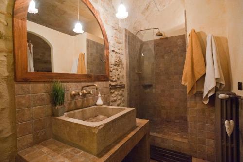 Cornellá de Terri米尔爱丝特雷纳斯酒店的一间带石制水槽和镜子的浴室