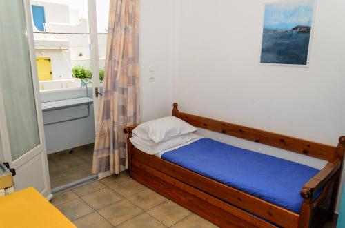 帕罗奇亚里瓦几亚酒店的一间小卧室,配有床和窗户
