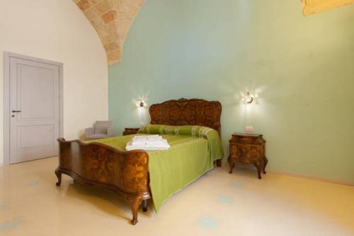 加拉蒂纳Kaleidos Guest House的一间卧室配有一张带绿毯的大床