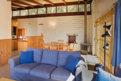 丹马克波姆比娜小屋的客厅配有蓝色的沙发和桌子